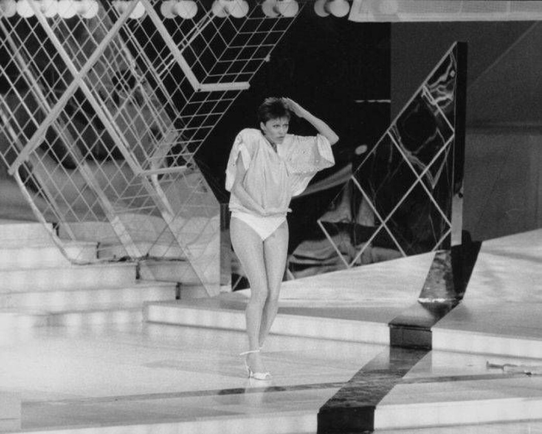 Lill Lindfors 1985. Foto: IBL Bildbyrå Lill LIndfors när hon just tappat kjolen under Eurovision song contest.