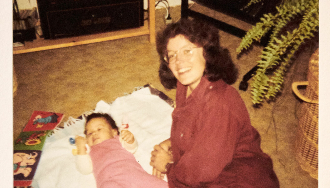 Mamma Anne-Marie och lilla Kirstine. Foto: Privat Lilla babyn Kirstine ligger på en filt på golvet och mamma Anne-Marie ler mot fotografen.