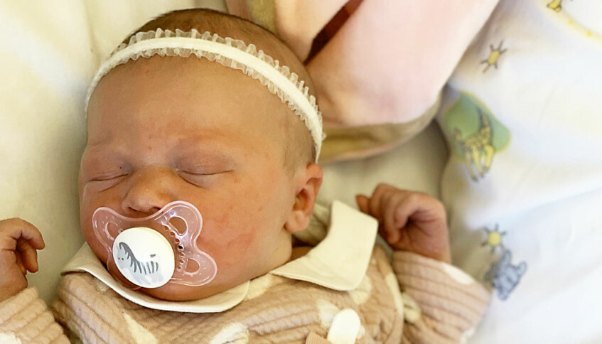 Här är Lilly på sjukhuset bara några timmar efter födseln. Mamma Camilla fick på henne en klänning innan pappa Sven Rune såg sin dotter första gången. Lilla mirakelbebisen Lilly föddes i en toalett.