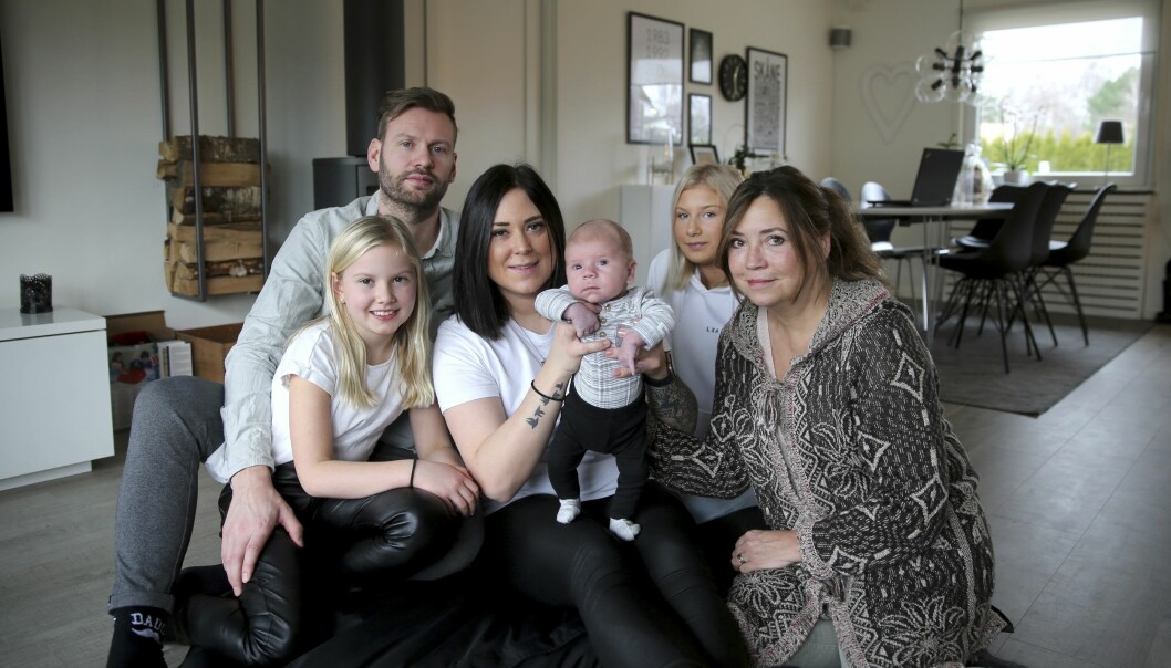Lille Loui är omgiven av pappa, mamma, storasystrarna och mormor.