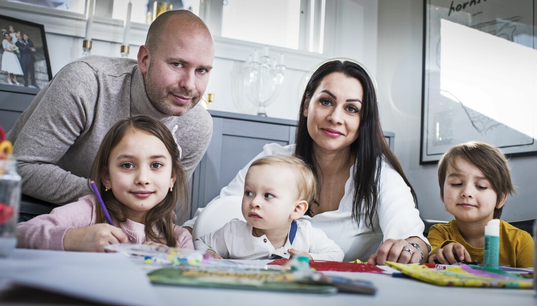 Lille Tim tillsammans med sin familj: pappa Niklas, mamma Sophia, storasyster Lova, sju år och storebror Hugo, fem. Foto: Veronica Kindblad.