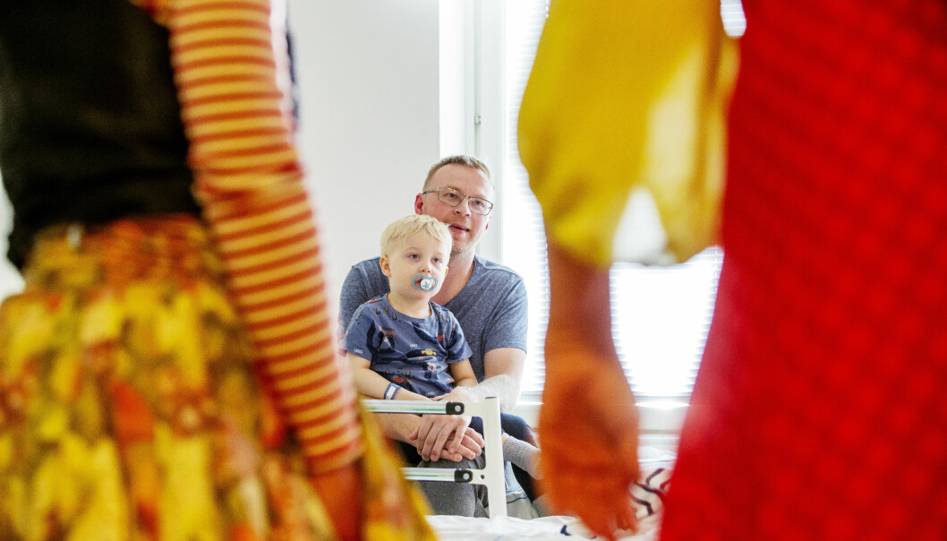 Lille William är fortfarande lite trött efter ingreppet och kollar in clownerna från pappa Jonas Larssons knä. Lille William är fortfarande lite trött efter ingreppet och kollar in clownerna från pappa Jonas Larssons knä.