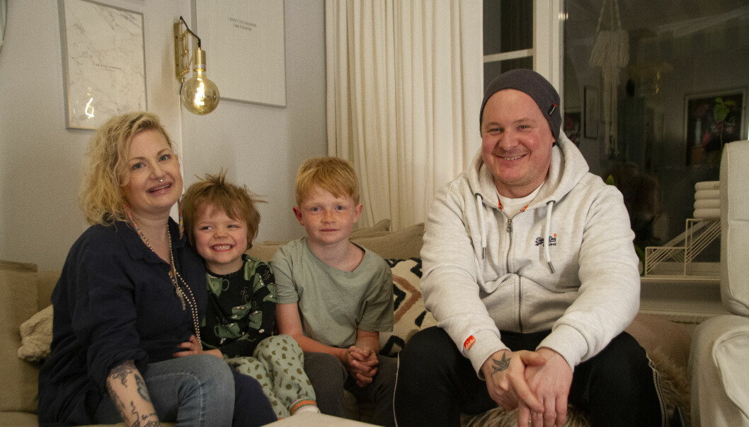 Tack vare sin familj orkar Lina kämpa vidare. Här tillsammans med sönerna Otto, 5 år, och Mio, 10 år, samt sambon Jonas Kovacs. Bilden togs i samband med att familjen medverkade i TV4-programmet <em>Sortera upp ditt liv</em>. Lina Olofsson tillsammans med sambon Jonas Kovacs och sönerna Otto och Mio, i samband med att familjen deltog i TV4-programmet Sortera upp ditt liv 2022.