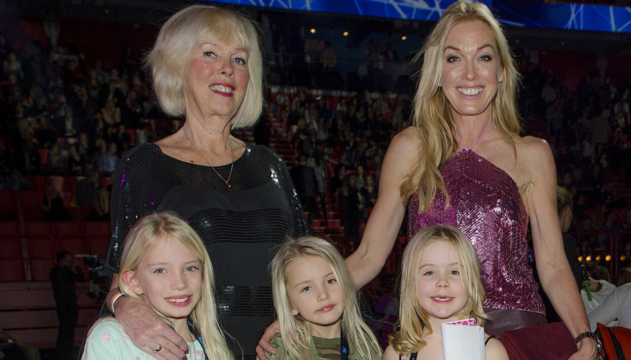 Linda Lindorff tillsammans med döttrarna och sin mamma. Foto: Eero Hannukainen/TT Linda Lindorff med sina barn samt sin mamma i publiken på Idol.