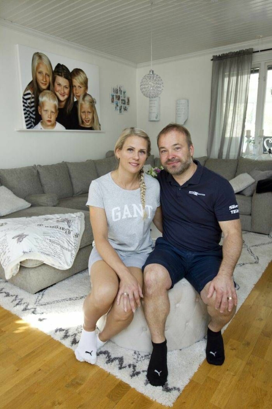 På tavlan i vardagsrummet syns Peters barn Julia, 20, och Joel, 16, samt Lindas barn Emilia, 16, Felicia, 14, och Liam, 9. På tavlan i vardagsrummet syns Peters barn Julia, 20, och Joel, 16, samt Lindas barn Emilia, 16, Felicia, 14, och Liam, 9.