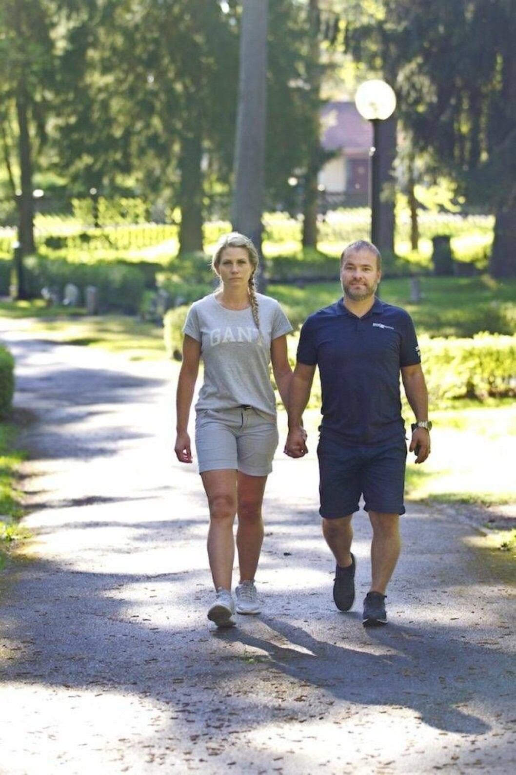 Linda och Peter Hedberg på kyrkogården.