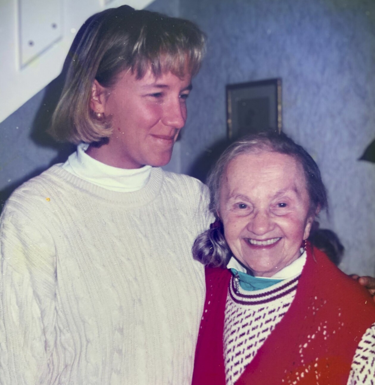 ”Mitt minne av henne är att hon nästan alltid var glad”, säger Linda om sin mormor. Foto: Privat Linda tillsammans med sin mormor Krystyna som överlevde förintelsen.