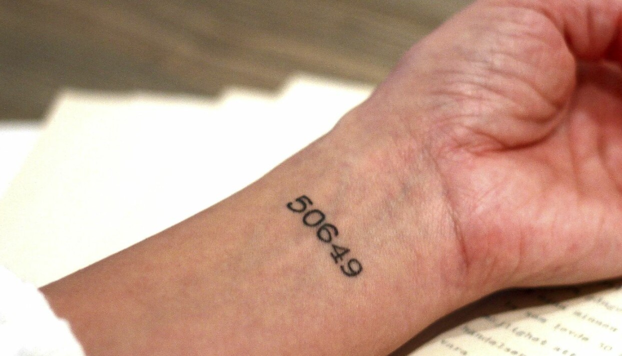 Siffrorna 50649 är tatuerade på insidan av Lindas handled. De finns där för att hedra hennes mormor som fick utstå många av de fruktansvärda gärningar som begicks i nazisternas koncentrationsläger. Foto: Susanne Stamming Lindas tatuering, siffrorna som minner henne om mormor.