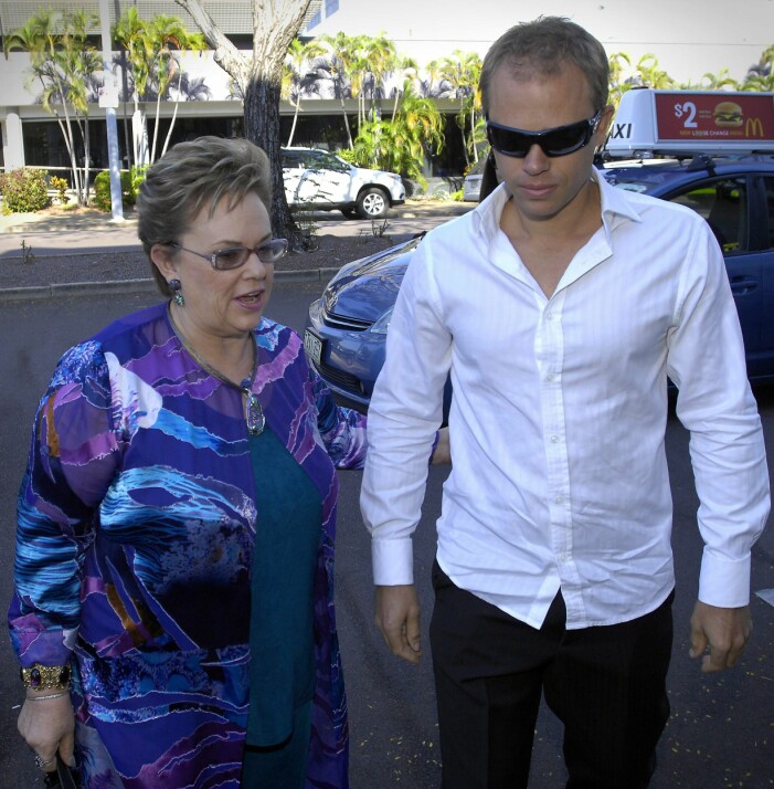 Lindy och sonen Aidan 2012. Det var inte förrän då som myndigheterna slog fast att det var en dingo som dödade Azaria. Lindy Chamberlain och sonen Aidan när saken slutlöigen avgjordes 2012