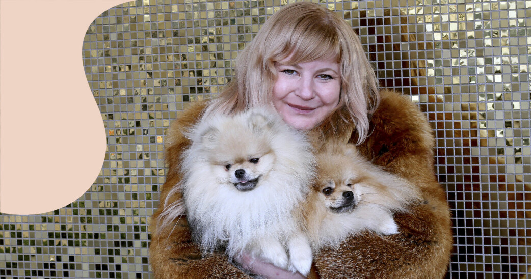 Kostymören Linéa Stenfors med sin två hundar.