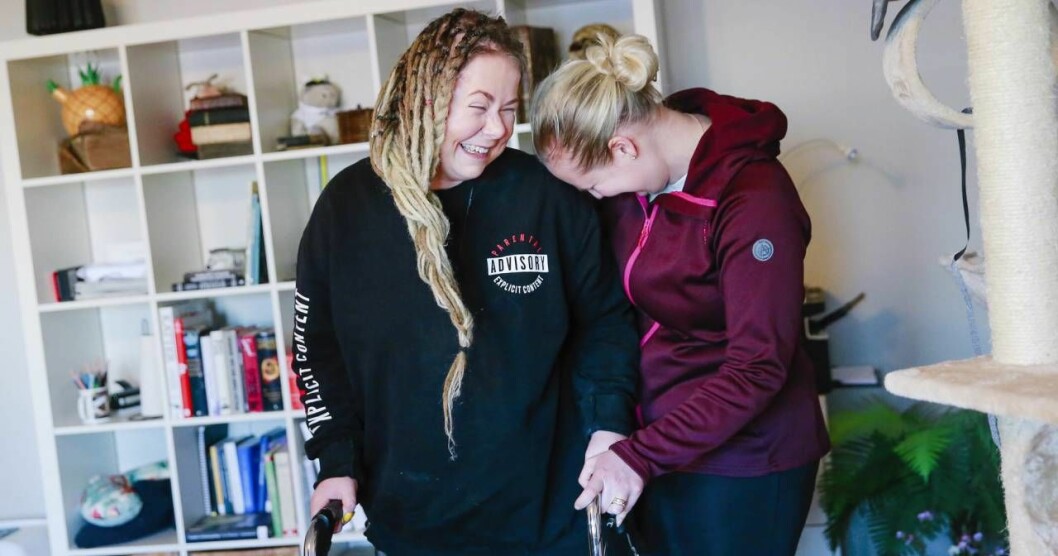 Linn är trots allt en glad tjej som väljer att försöka fokusera framåt. Här är hon tillsammans med sin personliga assistent Anna Axén. Foto: Petra Älvstrand Linn skrattar tillsammans med sin personliga assistent Anna