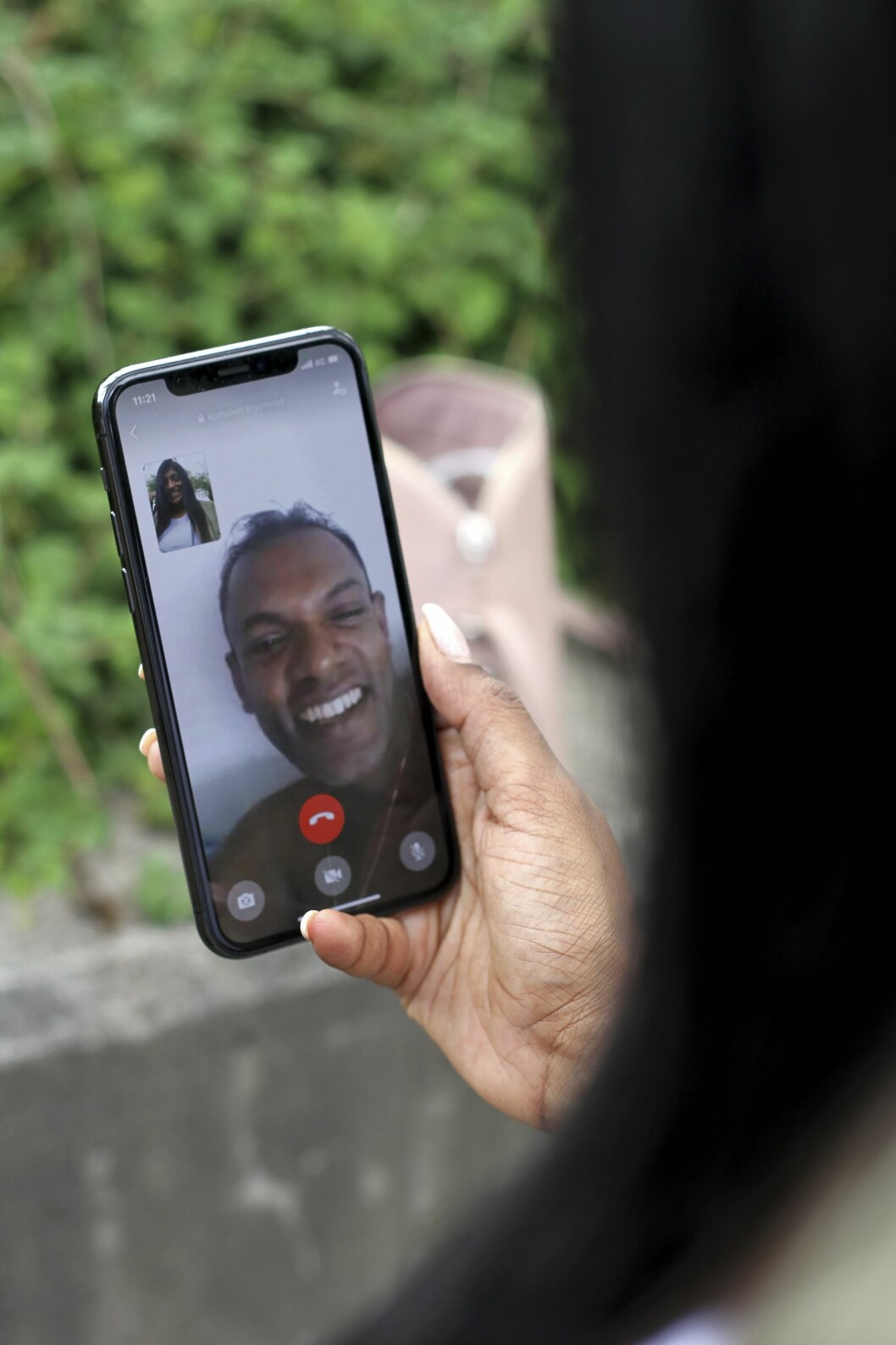 Sarath blev ensam kvar när hans två yngre systrar lämnades bort. Nu gläds han och Linn åt att ha kontakt. Brodern Sarath ler mot sin syster på mobilskärmen.
