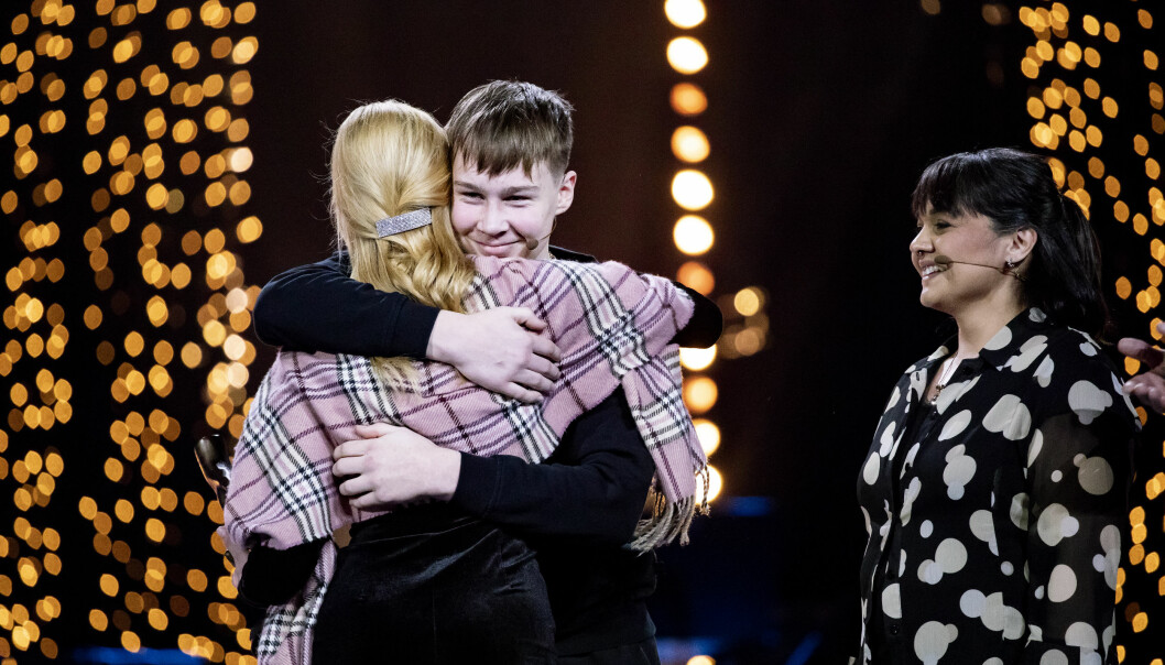 Linnea utsåga till Årets Ungdomshjälte på Svenska hjältar-galan 2019. Här får hon en kram av kompisen Max, en av de två killar hon räddade. I bakgrunden syns deras lärare Maria Siikavuopio. Linnea får pris som Årets Ungdomshjälte 2019 och får en kram av kompisen Max som hon räddade livet på.