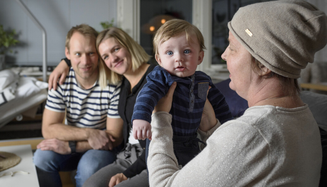 Linnea håller om sin bror Adam och Sandra håller lille Eddie och tillsammans berättar de om hur det var när Linnea bestämde sig för att bli surrogatmamma och bära på sin bror och svägerskas barn