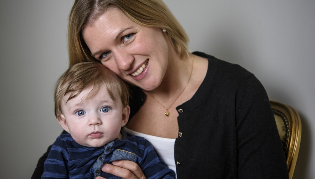 Linnea har lille Eddie i sin famn som hon födde åt sin bror.