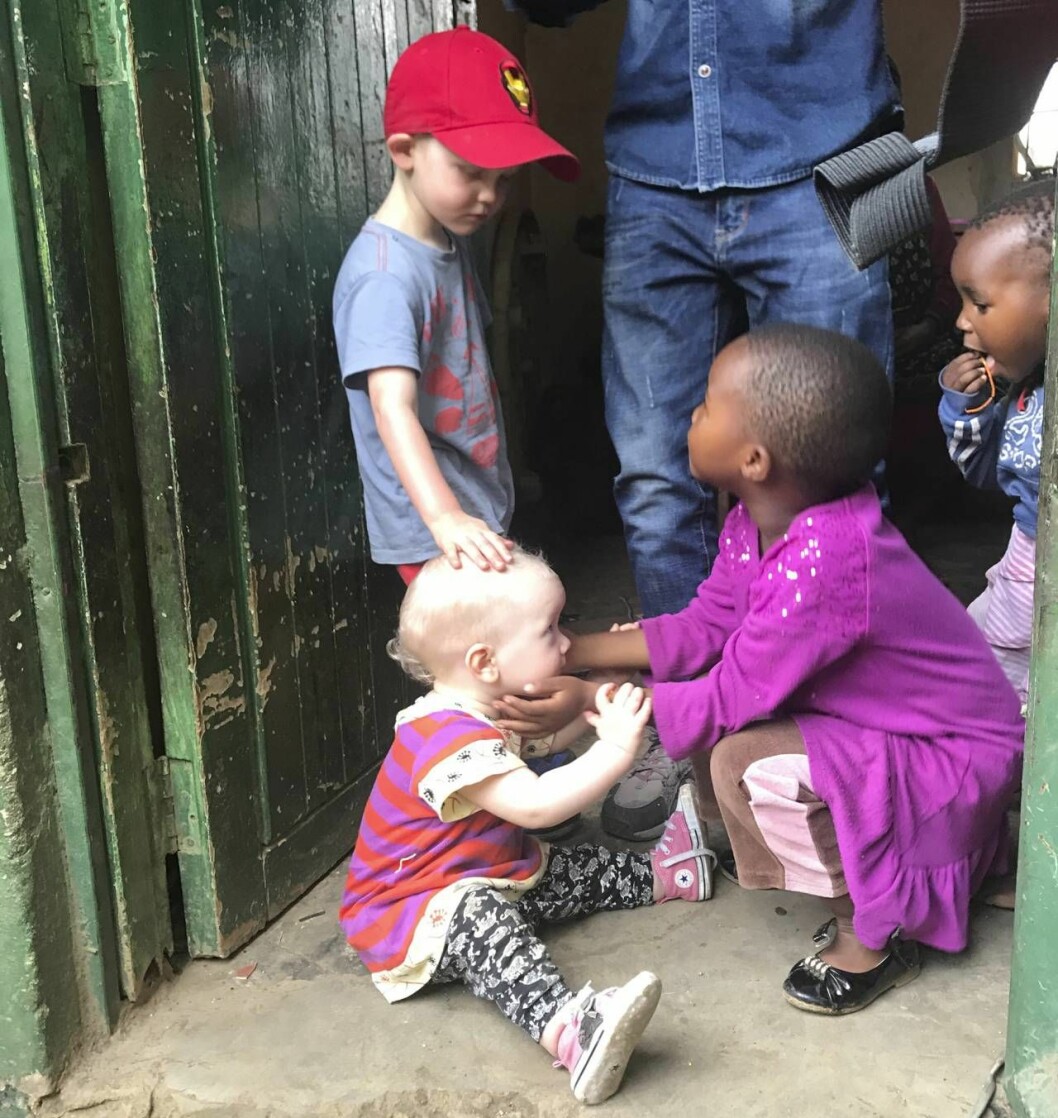 Barnen Hannes och Klara har fått många nya vänner i Tanzania.
