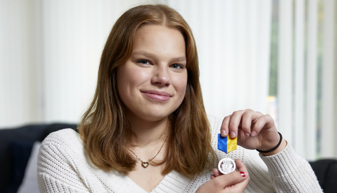 Linnea har fått flera priser för sitt modiga ingripande, här visar hon upp Polisens Medborgarmedalj. Linnea Karhula har tilldelats Polisens medborgarmedalj för sitt ingripande då hon räddade livet på jämnåriga vänner.