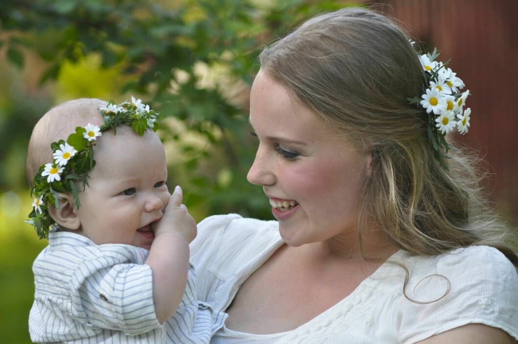 Linnea med sonen Vide när han var liten. Men tidigare höll det på att gå riktigt illa, då Linnea blev svårt sjuk några veckor efter förlossningen. Linnea med sonen Vide i blomsterkrans