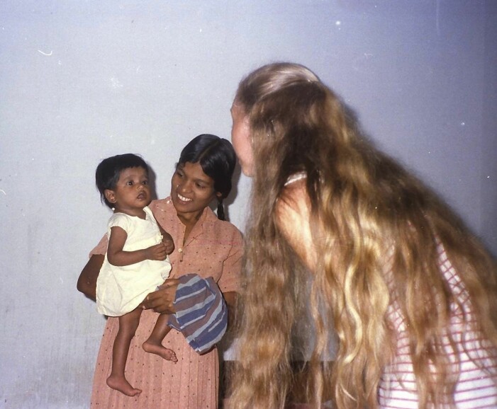Linn adopterades till Sverige från Sri Lanka när hon bara var 14 månader gammal. Här ses hon med sin biologiska mamma och sin adoptivmamma. Drygt ett år gamla Linn med sin biologiska mamma och sin adoptivmamma.