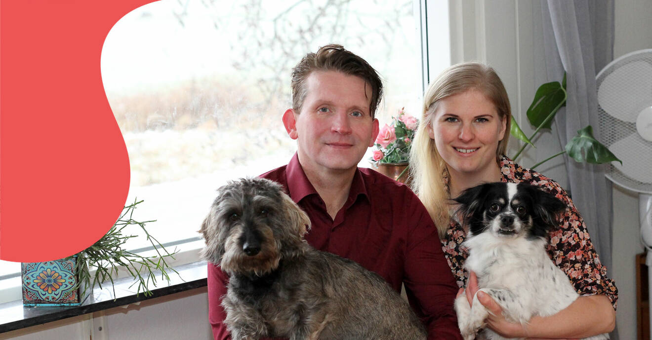 Lisa och Bengt sitter med sina två hundar i knät