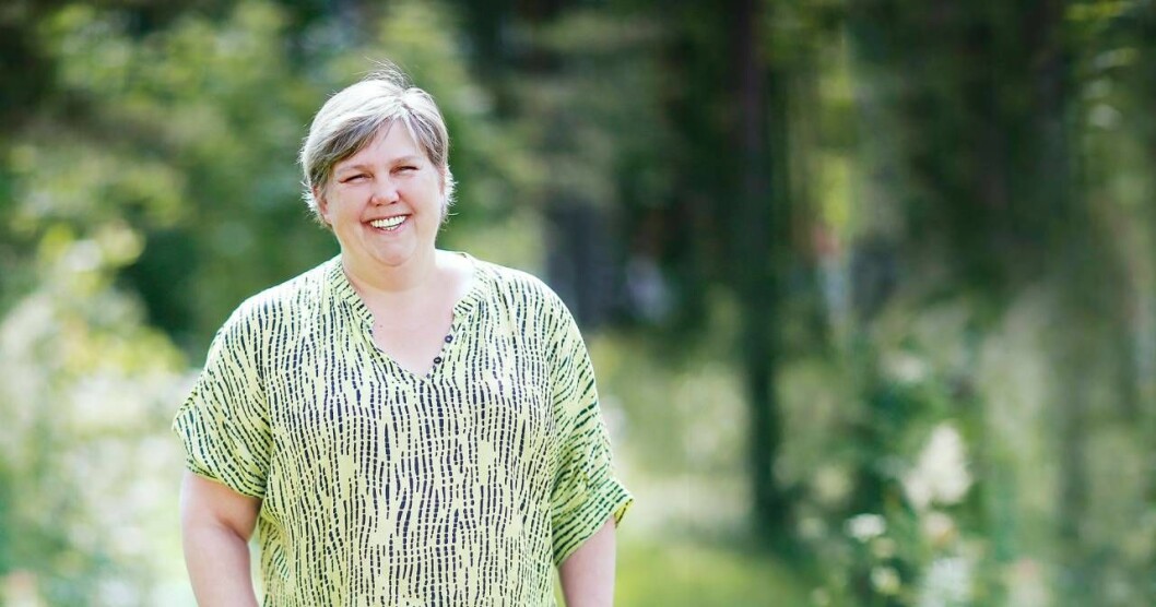 Lisa ser rollen som familjehemsmamma som sitt livsuppdrag. En medelålders kvinna, Lisa som driver familjehem, står ute i naturen med ett stort leende på läpparna.