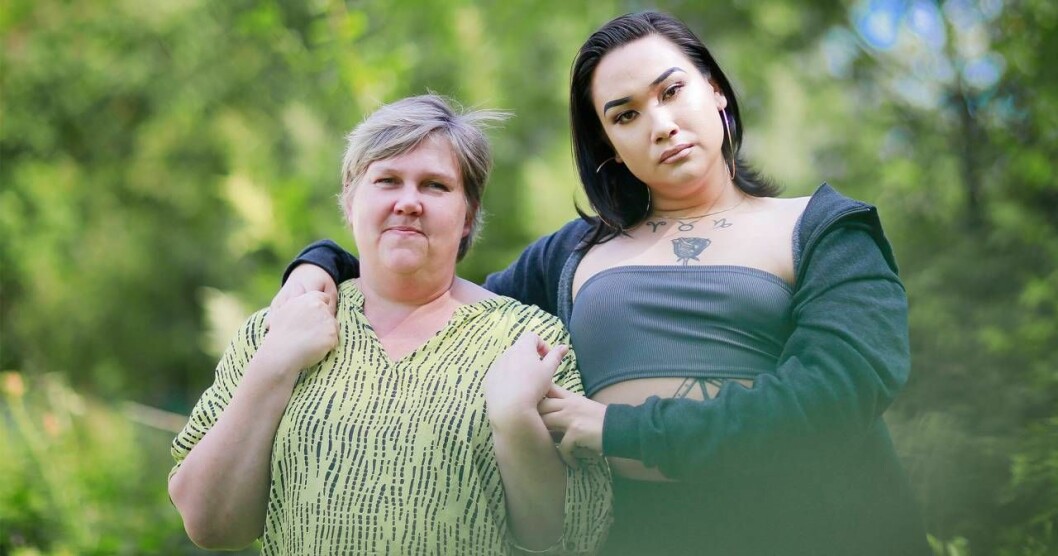 I dag har Lisa och Simon en vuxen relation, och Simon hjälper ofta till med hushållssysslorna. Lisa och Simon kramar om varandra ute i det gröna.