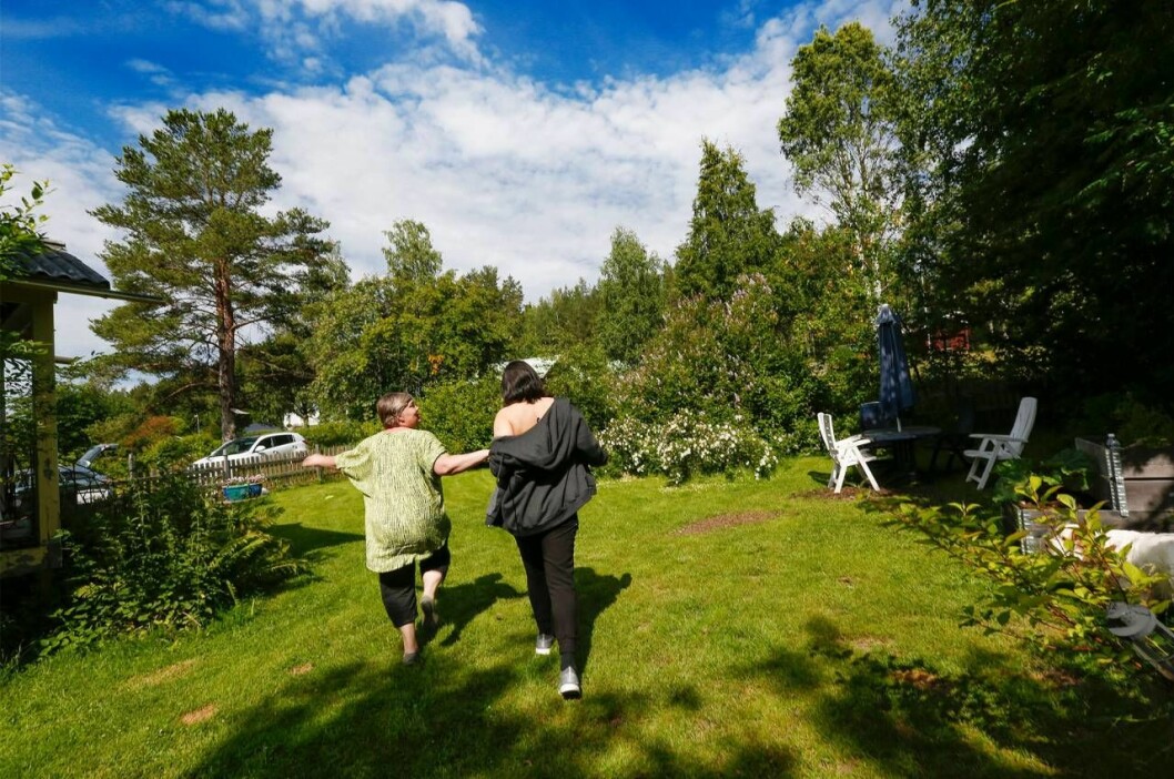 Lisa och Simon har gått igenom både glädje och sorg tillsammans. En medelålders kvinna och en ung man hoppsar tillsammans i en trädgård.