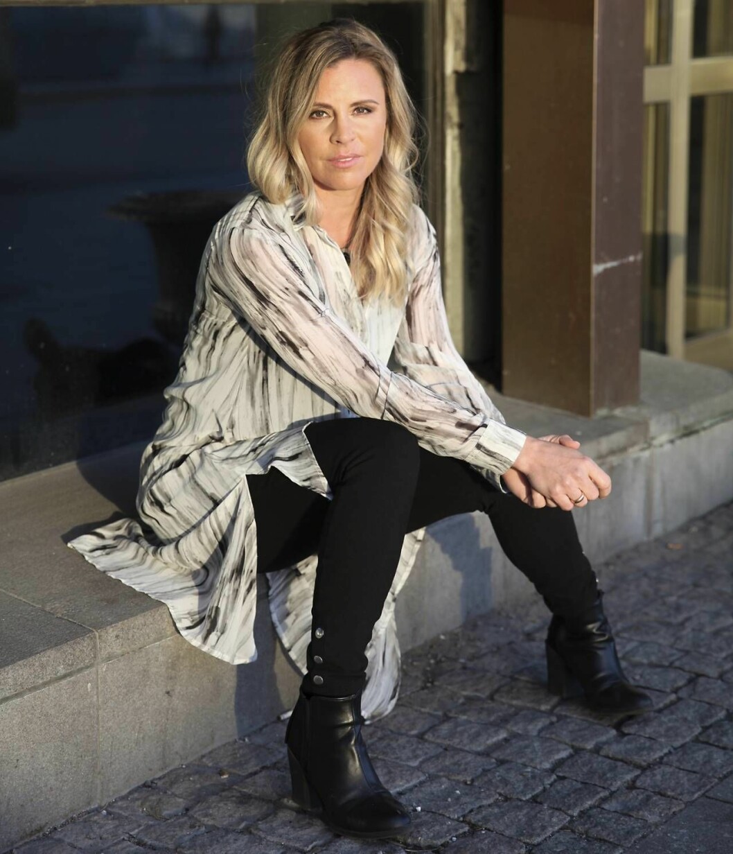 Lisa Miskovsky sitter på en gata.