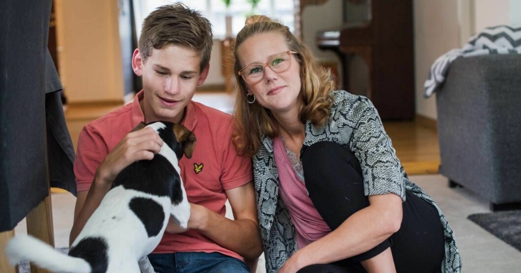 Lisa och sonen William pratar om mobbning och gosar med familjens hund. 