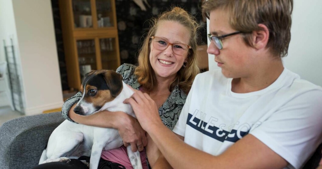 Lisa och sonen Rasmus sitter i soffan, pratar om mobbning och gosar med familjens hund. 