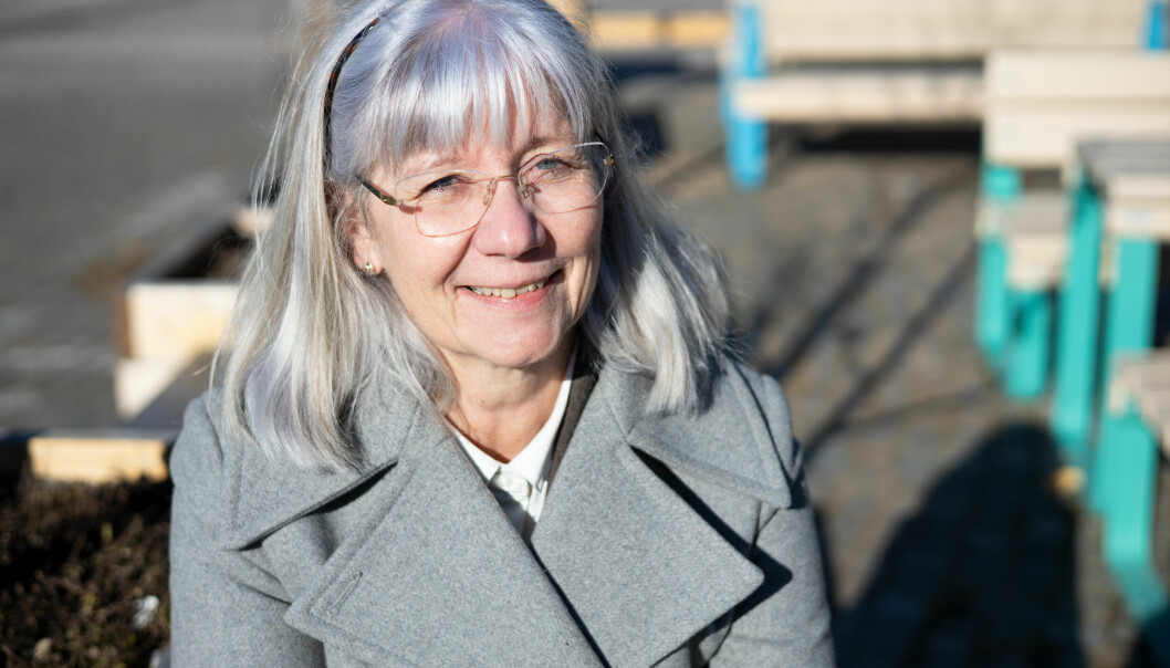 Lisbet Fransson i vårsolen på torget i Älmhult.