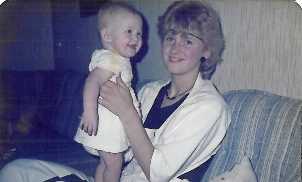 Den unga Lise levde dubbelliv med barn och jobb innan missbruket tog över. Ett foto från förr på dottern Stine och mamma Lise.