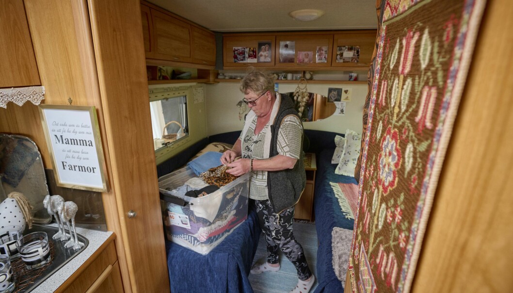 Liselott sorterar kläder i en låda i sovdelen av husvagnen som består av två sängar istället för en stor.