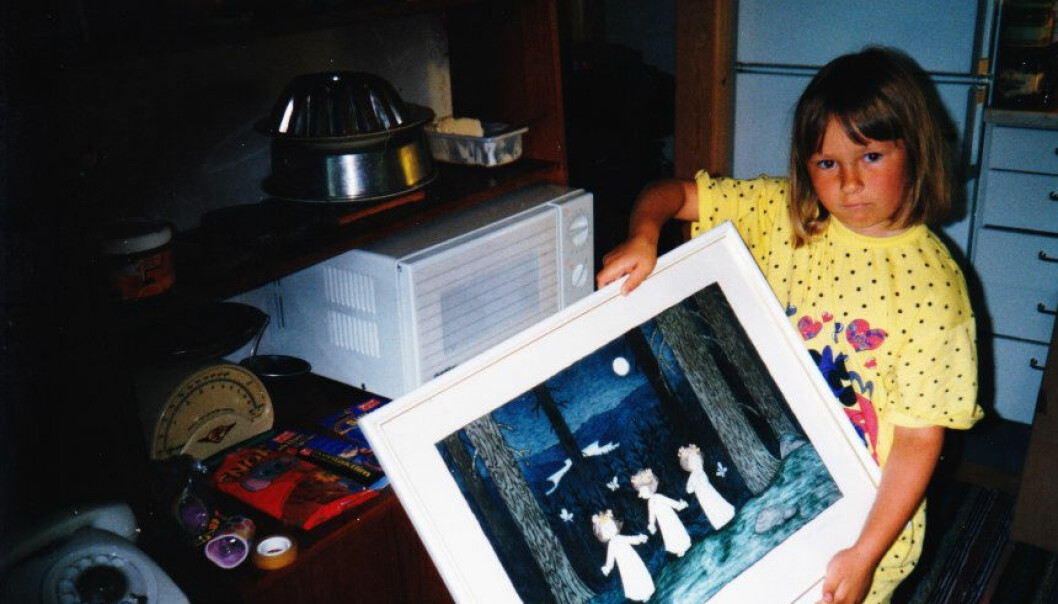 Isabella bodde hos pappan, men var hos sin mamma varannan helg. Där tvingades hon uppleva saker som inget barn borde få vara med om. Liten allvarlig Isabella håller upp en tavla med tre små barn.