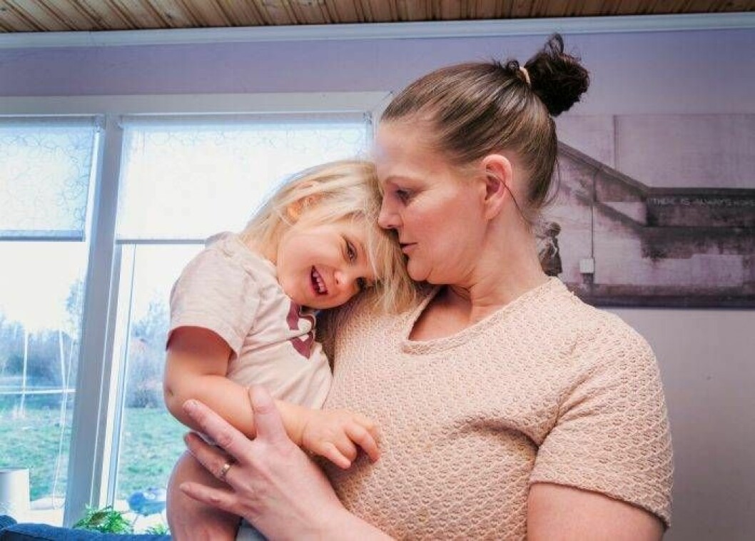 Liv i mamma Tinas famn. ”Om de inte får bukt med epilepsin har Liv inte mycket till framtid” Foto: Kristina Wirén Liv har ingen diagnos
