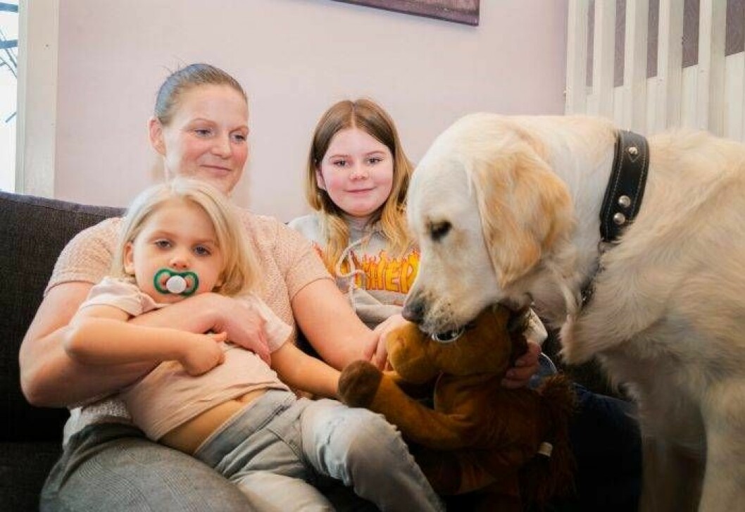 Tina, Liv och storasyster Nemi gläds åt hunden Emma som familjen kunde skaffa tack vare Willefonden. Foto: Kristina Wirén Liv, 4 har en okänd sjukdom