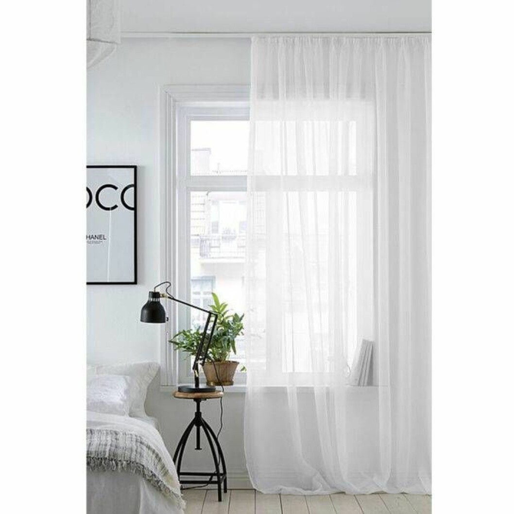 Vita veckbandslängder från Ellos Home. <a href="http://www.awin1.com/cread.php?awinaffid=439053&awinmid=8905&clickref=gardiner&p=https%3A%2F%2Fwww.ellos.se%2Fellos-home%2Fveckbandslangd-celia-2-pack%2F1066037-01" target="_blank" rel="noopener">Här kan du läsa mer och köpa dem</a>. Ljusa vita gardiner
