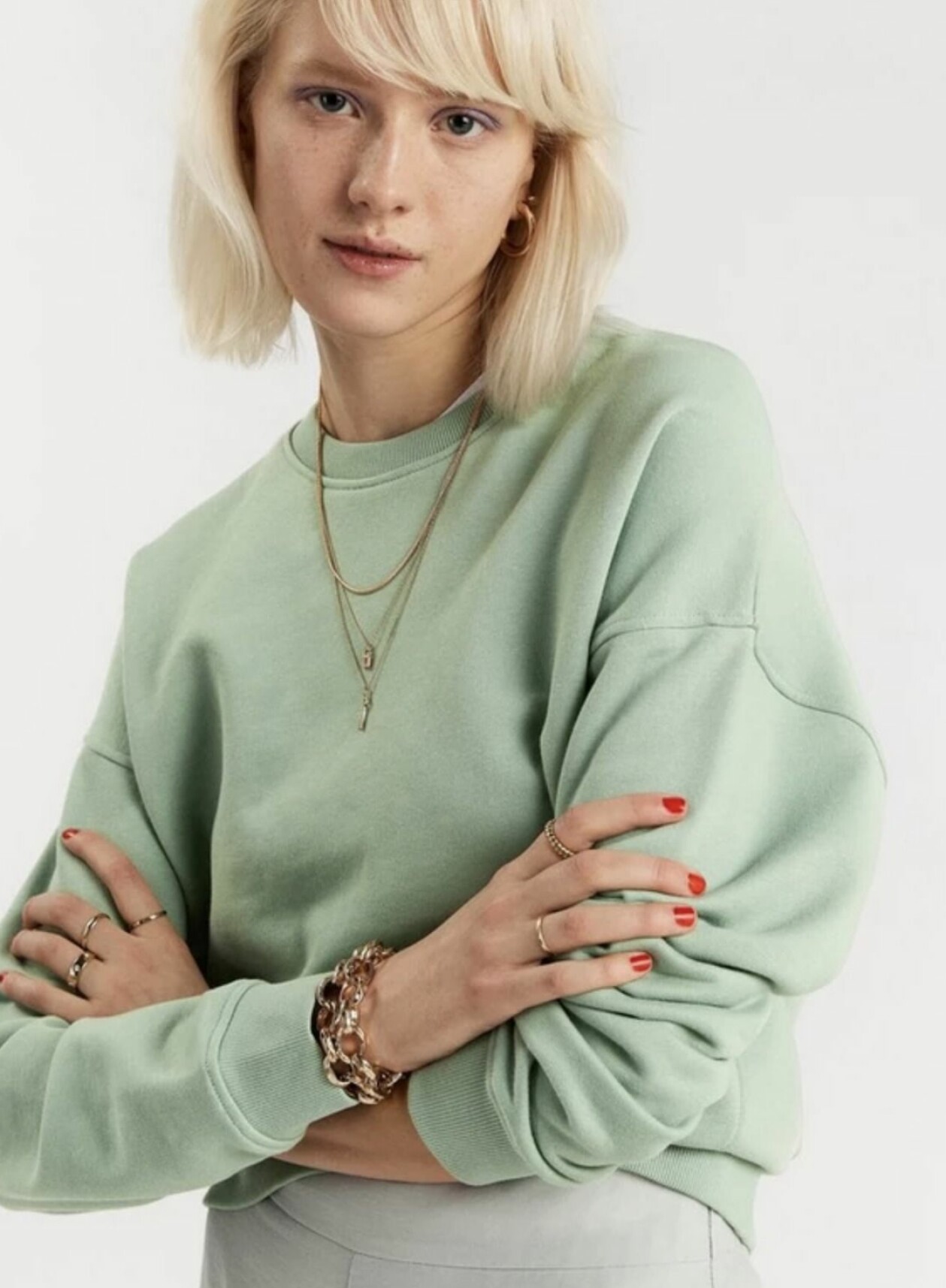 Ljusgrön sweatshirt med nedhasade axlar, ekologisk bomullmix, från Lindex