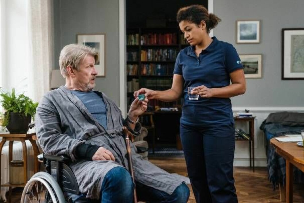 LMJ (Rolf Lassgård) och Matilda (Angelika Prick) i <em>Den döende detektiven</em>. Foto: Peter Cederling /SVT LMJ (Rolf Lassgård) och Matilda (Angelika Prick) i Den döende detektiven.