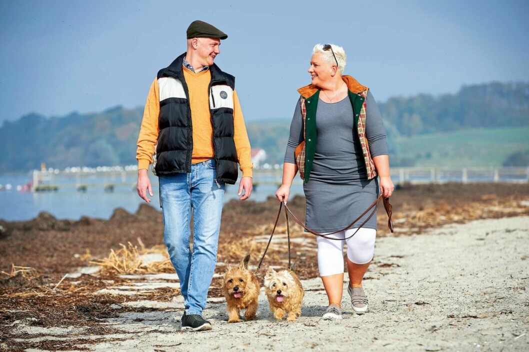 Anders och Lone med hundarna Cooper och Laura. Foto: Stefan Lindblom Anders och Lone med hundarna Cooper och Laura