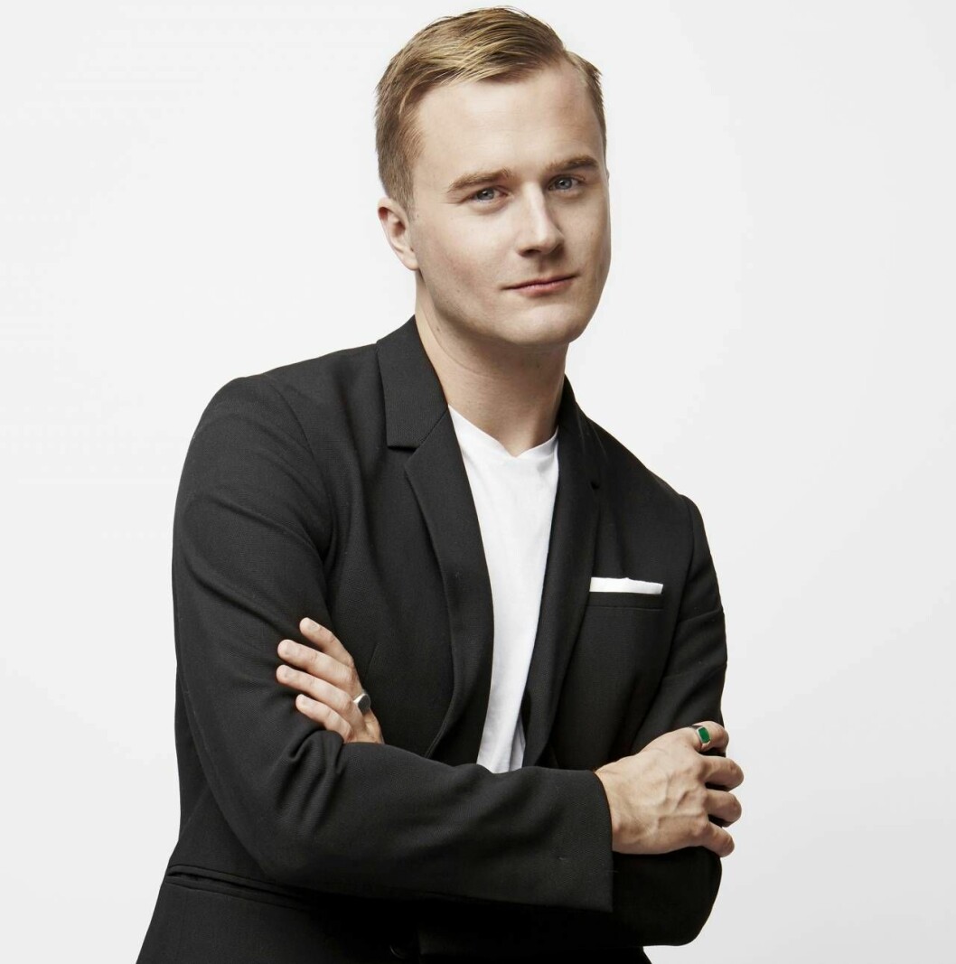 Gustav Broström är kreatör, stillebenmakare, journalist och driver ett framgångsrikt Instagramkonto. Gustav Broström med armarna i kors