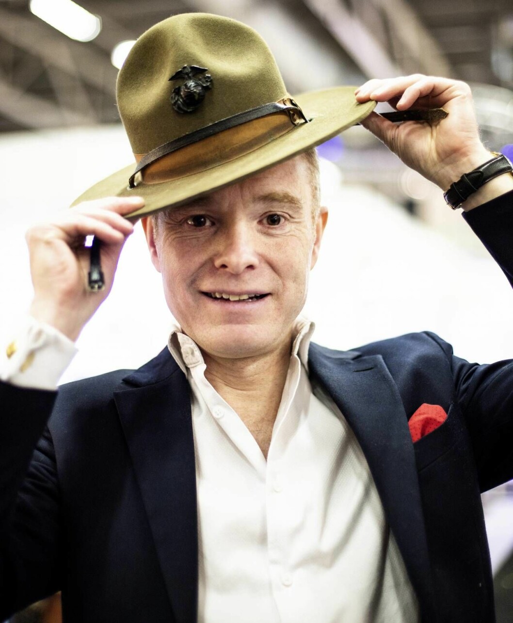 Peder Lamm är antikexpert Göteborgs Auktionsverk och krönikör i tidningen <em>Antik & Auktion</em>. Peder Lamm med en hatt på sniskan