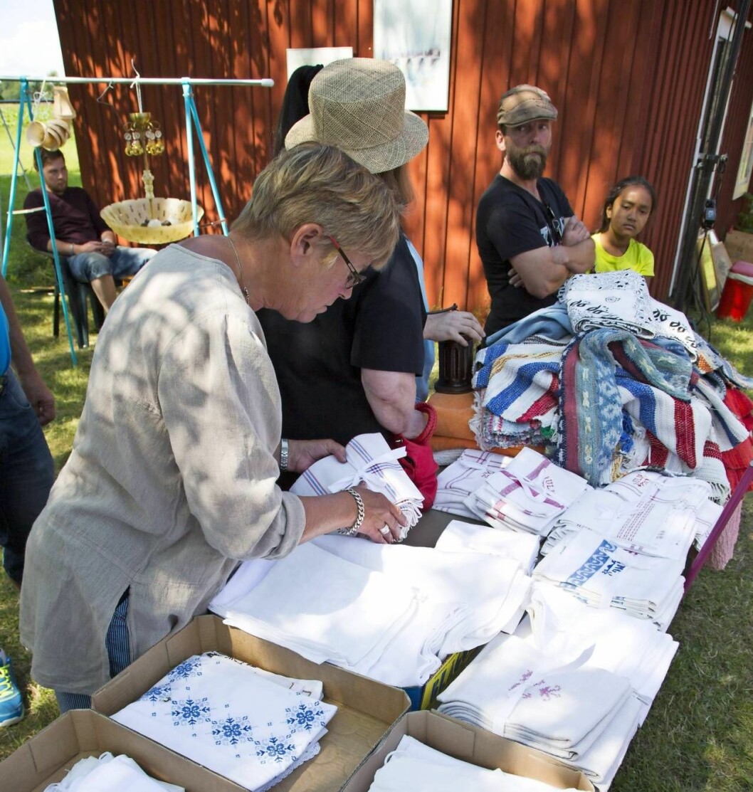 Köp det du tycker om och har nytta av. Äldre linne brukar vara av hög kvalitet, och nästan omöjligt att slita ut. Dukar, sängkläder och gardiner finns det alltid gott om på loppisar. Tryckta tyger från 1960-70-talet är mycket eftersökta av den yngre generationen. Den som vet vad den söker kan göra fynd. Kvinna tittar runt bland textilier av olika slag på loppmarknad