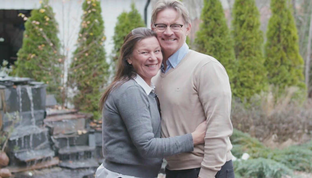 Lotta Engberg och Mikael Sandström i <em>Tillsammans med Strömstedts</em>. Lotta Engberg och Mikael Sandström framför villan i Hallstahammar under inspelningen av Tillsammans med Strömstedts i TV4.