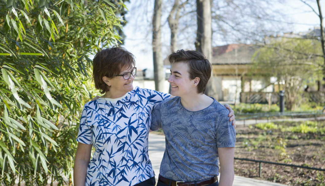 I dag har Lotten och Loke en öppen, ärlig och kärleksfull relation. En kvinna håller som sin 18-årige son, de ler mot varandra.