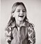 Ett gammalt svartvitt foto på en liten flicka som skrattar.
