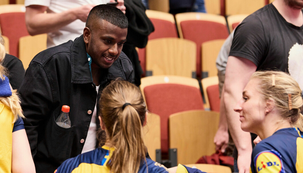 Karriären som handbollsproffs ligger på hyllan sedan 2021 då Loui blev historisk som första transkille att spela i herrallsvenskan med Kärra HF. Loui Sand på läktaren vid damernas EM-kvalmatch i handboll mellan Sverige och Turkiet 2022.