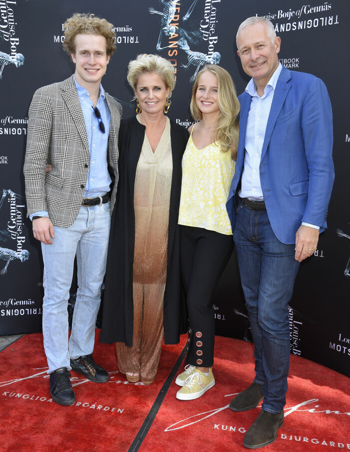 Louise tillsammans med maken Carl-Erik Lagercrantz och barnen Carl-Axel och Elsa Lagercrantz på röda mattan i samband med releasefesten för boken <em>Verkanseld</em> 2019. Louise Boije af Gennäs tillsammans med maken Carl-Erik Lagercrantz och barnen Carl-Axel och Elsa.