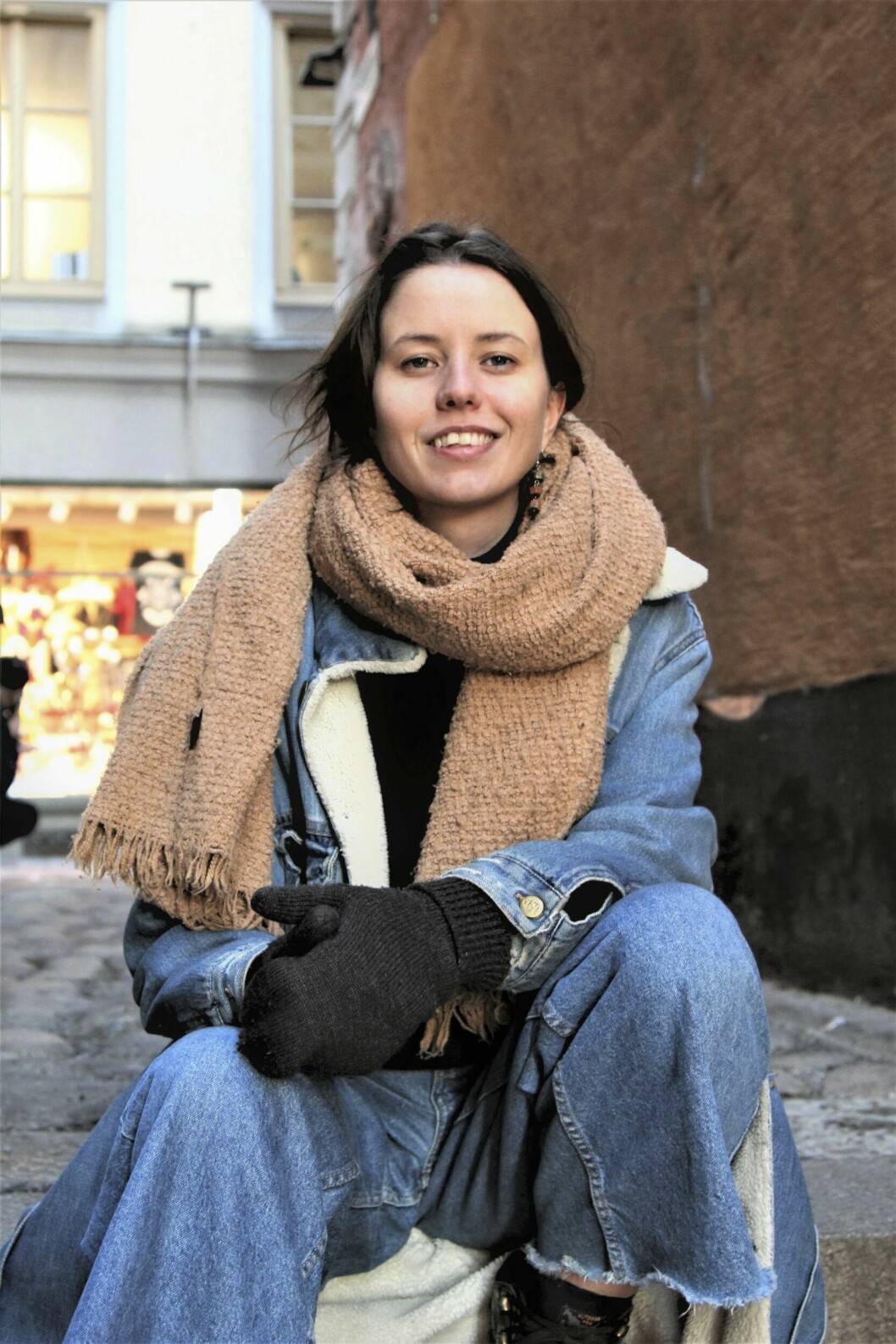 Genom att dela sin historia vill Louise öka medvetenheten och kunskapen om diagnosen. Och hon vill förmedla att det finns hopp. Louise Eklund sitter utomhus på en trappa och ser glad ut.