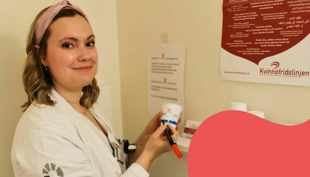 Louise Frank, sjuksköterska på gynakuten i Lund, visar hur våldsutsatta kvinnor kan sätta ett rött kryss på muggen för urinprov för att signalera att de vill ha hjälp.